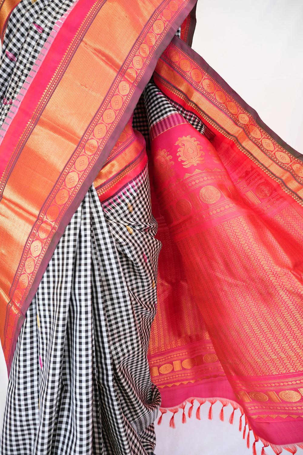 Black and White Checks Gadwal Online